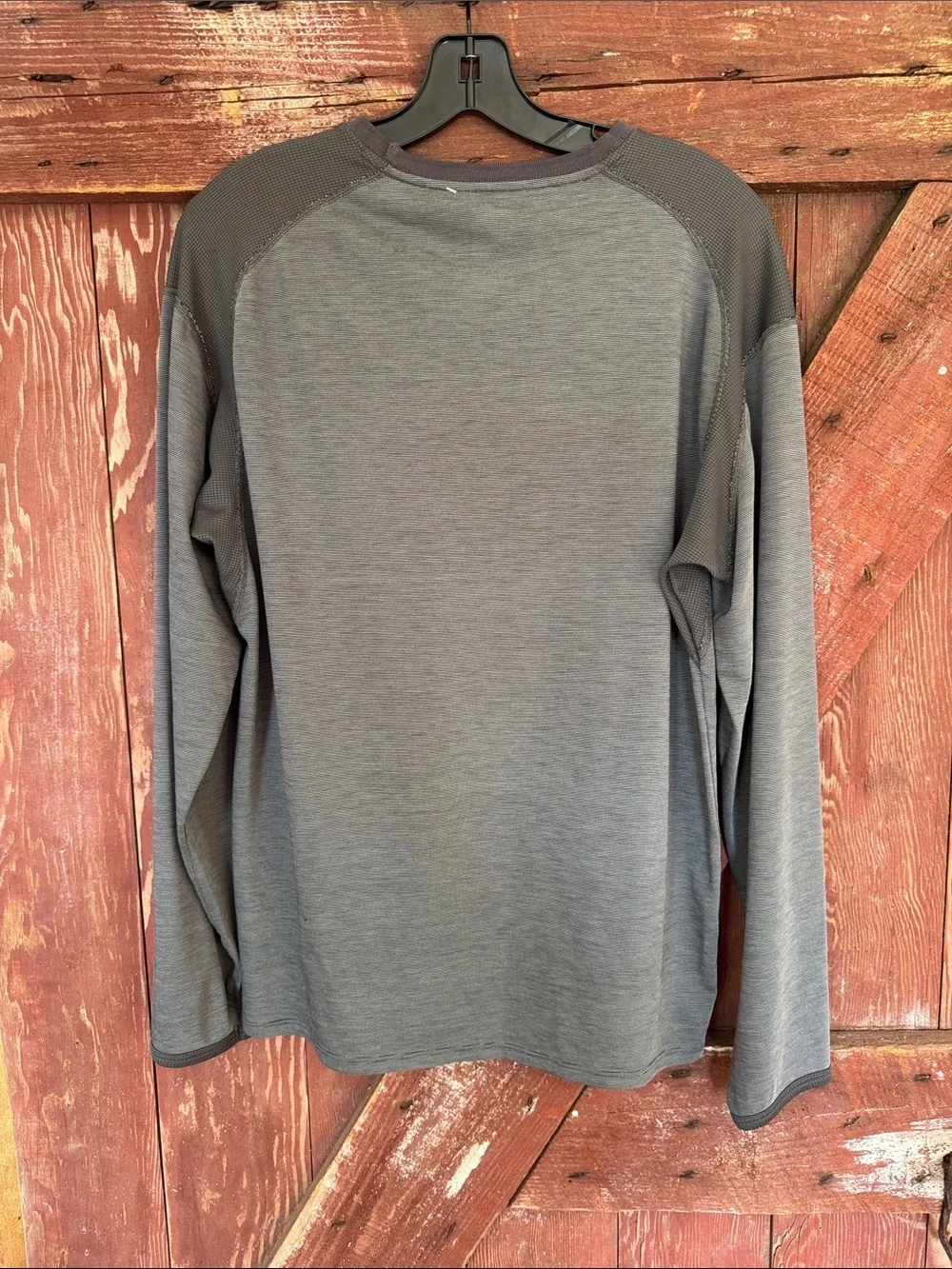 The North Face marled gray waffle inserts stretch athleisure shirt. Large.